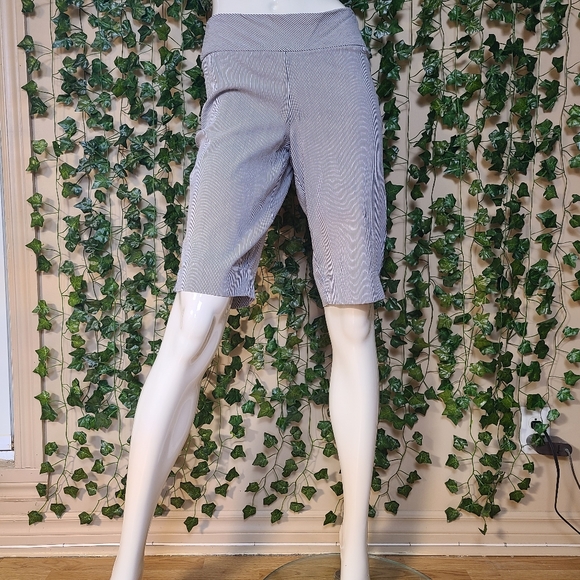 S.C. & Co Women's Striped Blue White Bodycon Casual Knee Lenght Short size 6 - Picture 1 of 12